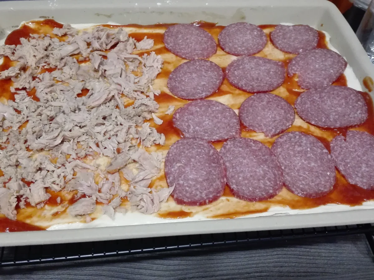 Rezept: Selbstgemachte Pizza Halb mit Salami halb mit Thunfisch Bild Nr. 13779 Selbstgemachte Pizza Halb mit Salami halb mit Thunfisch - Rezept - Bild Nr. 13779