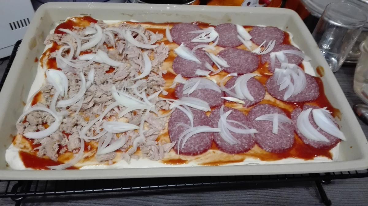 Selbstgemachte Pizza Halb mit Salami halb mit Thunfisch - Rezept - Bild Nr. 13780