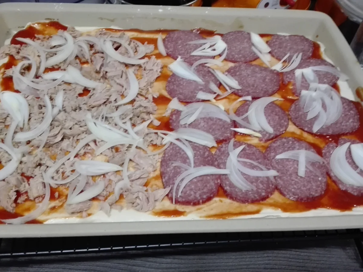 Rezept: Selbstgemachte Pizza Halb mit Salami halb mit Thunfisch Bild Nr. 13780 Selbstgemachte Pizza Halb mit Salami halb mit Thunfisch - Rezept - Bild Nr. 13780