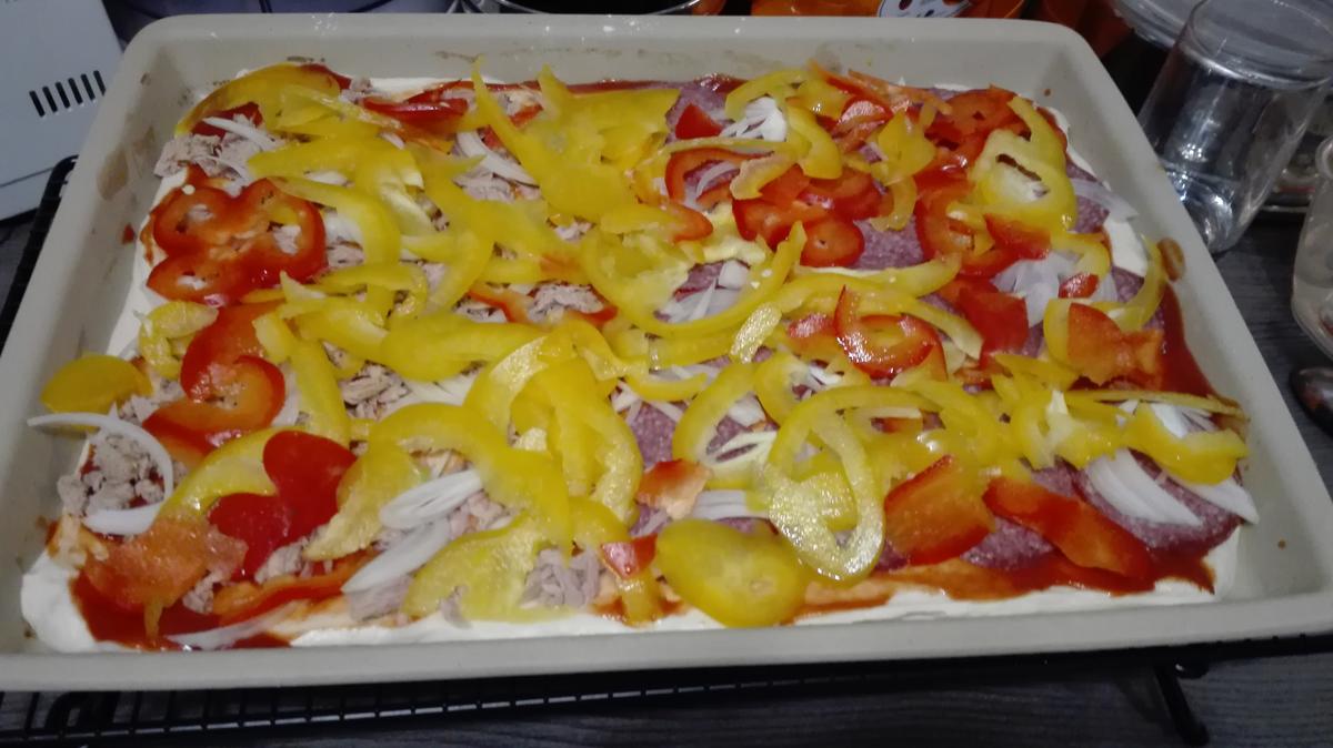 Selbstgemachte Pizza Halb mit Salami halb mit Thunfisch - Rezept - Bild Nr. 13781