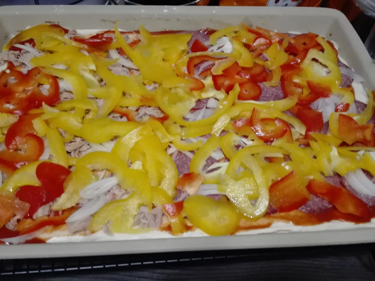 Rezept: Selbstgemachte Pizza Halb mit Salami halb mit Thunfisch Bild Nr. 13781 Selbstgemachte Pizza Halb mit Salami halb mit Thunfisch - Rezept - Bild Nr. 13781