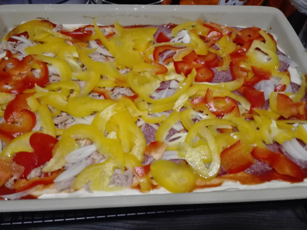 Selbstgemachte Pizza Halb mit Salami halb mit Thunfisch - einfach - von ...