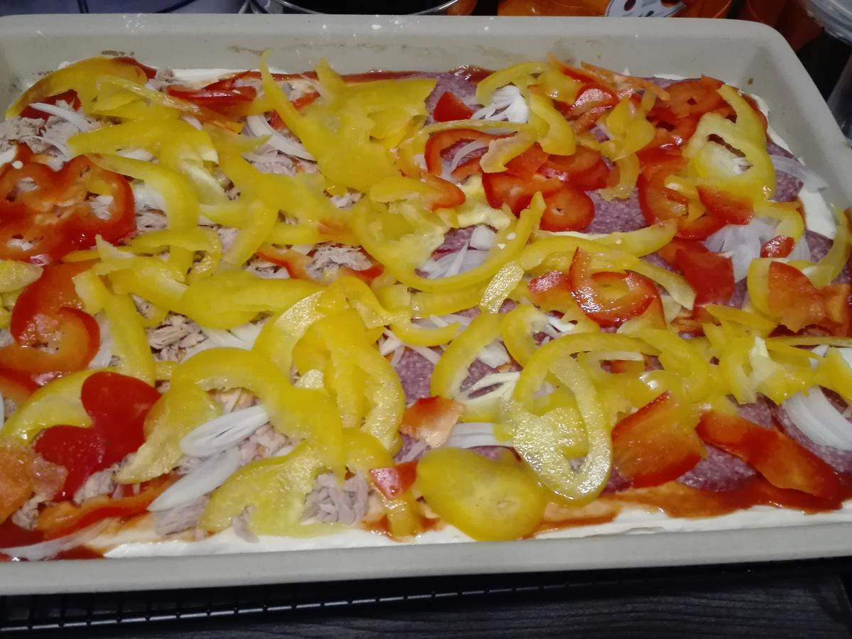 Selbstgemachte Pizza Halb mit Salami halb mit Thunfisch - Rezept ...