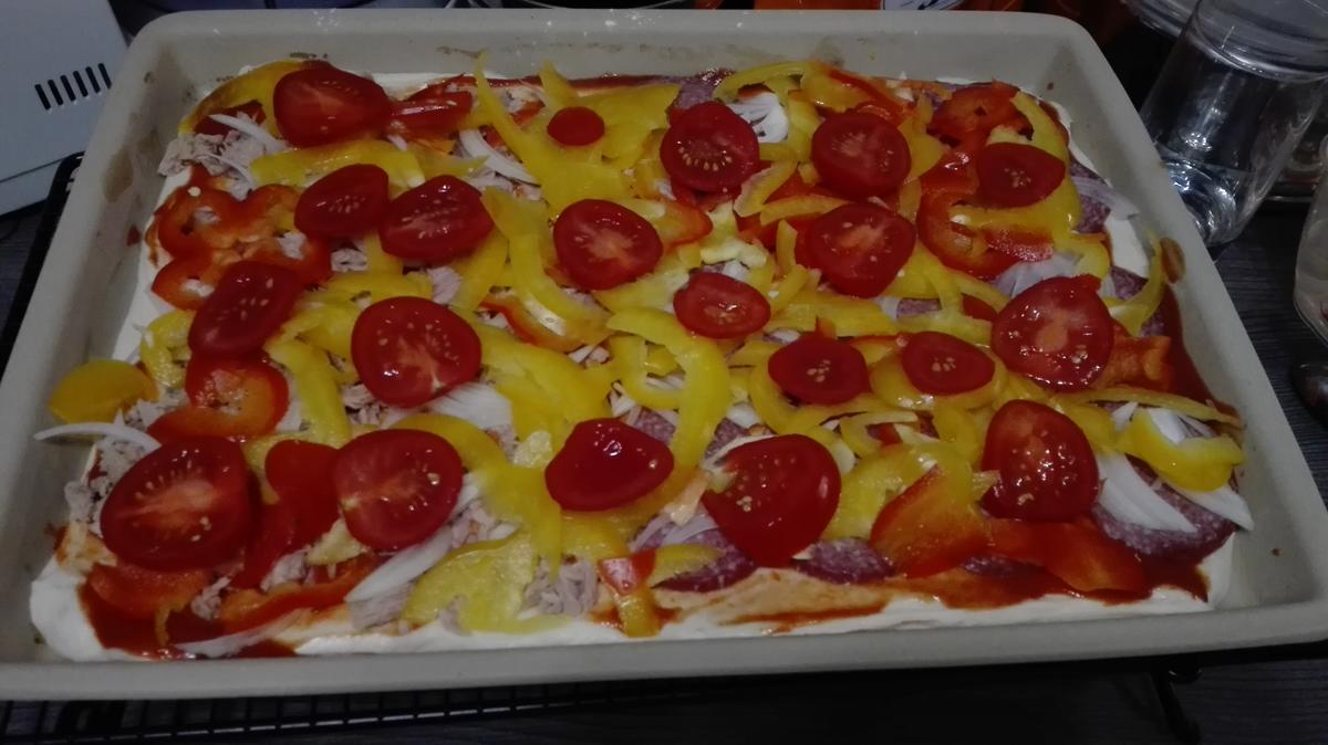 Selbstgemachte Pizza Halb mit Salami halb mit Thunfisch - Rezept - Bild Nr. 13783