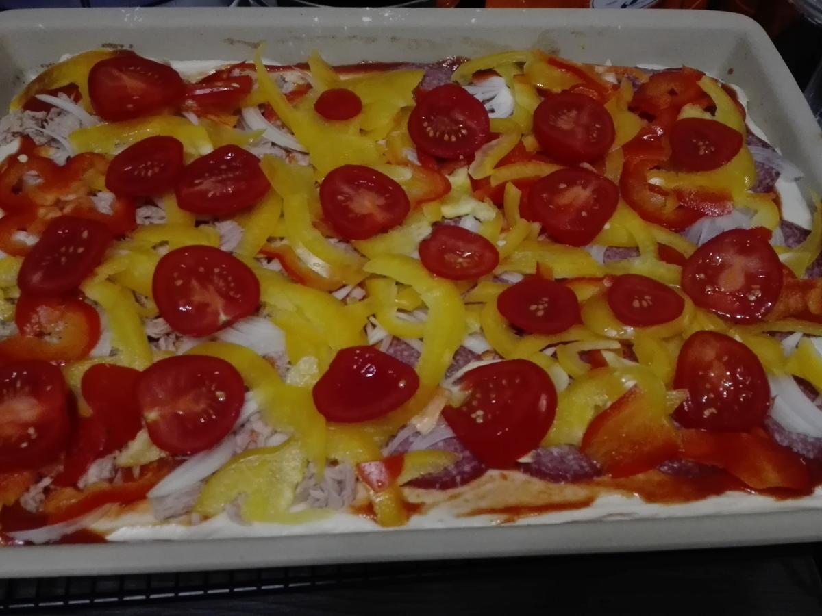 Selbstgemachte Pizza Halb mit Salami halb mit Thunfisch - Rezept ...