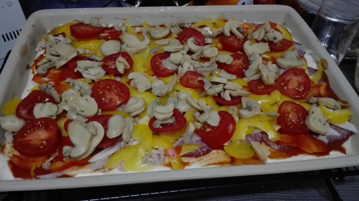 Selbstgemachte Pizza Halb mit Salami halb mit Thunfisch - Rezept - Bild Nr. 13784