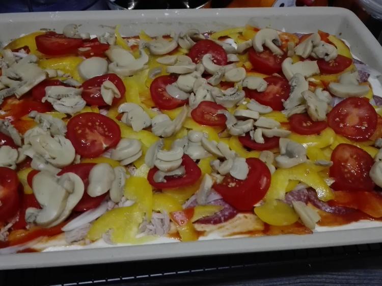 Selbstgemachte Pizza Halb mit Salami halb mit Thunfisch - einfach - von ...