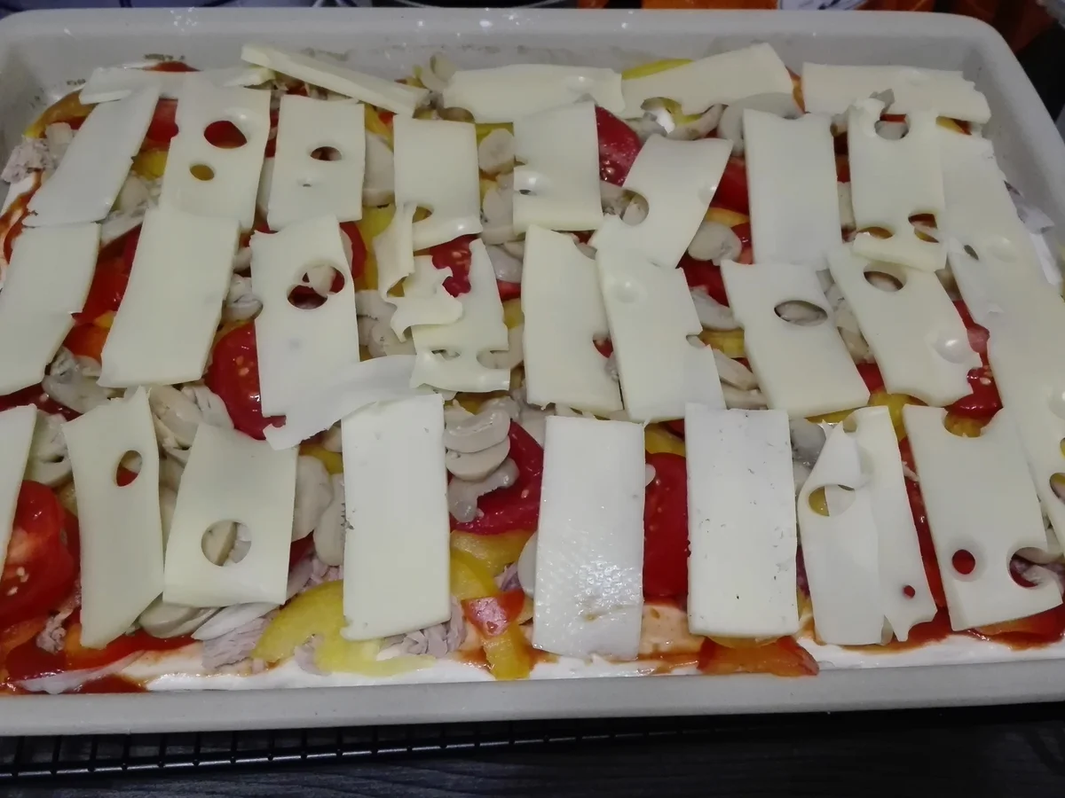 Rezept: Selbstgemachte Pizza Halb mit Salami halb mit Thunfisch Bild Nr. 13785 Selbstgemachte Pizza Halb mit Salami halb mit Thunfisch - Rezept - Bild Nr. 13785