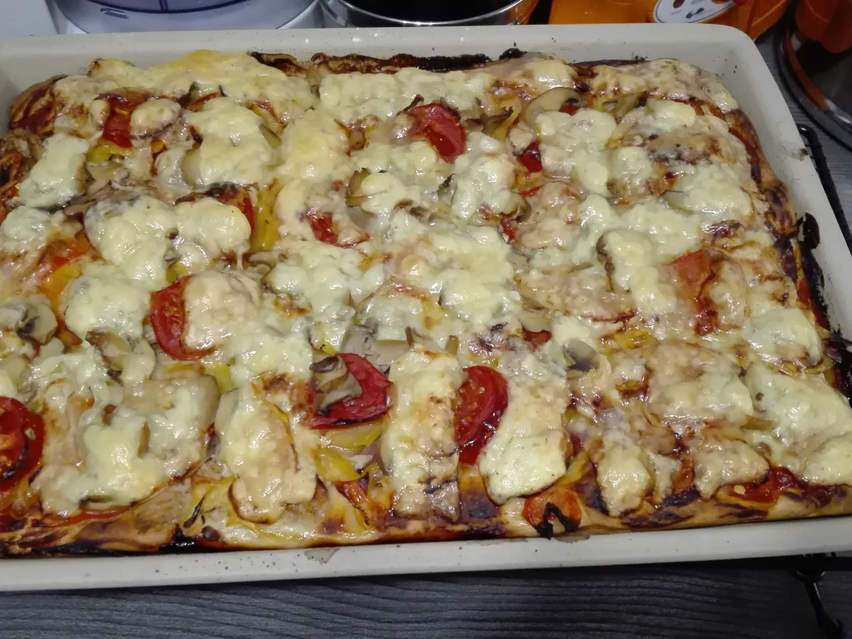 Rezept: Selbstgemachte Pizza Halb mit Salami halb mit Thunfisch Bild Nr. 13786 Selbstgemachte Pizza Halb mit Salami halb mit Thunfisch - Rezept - Bild Nr. 13786