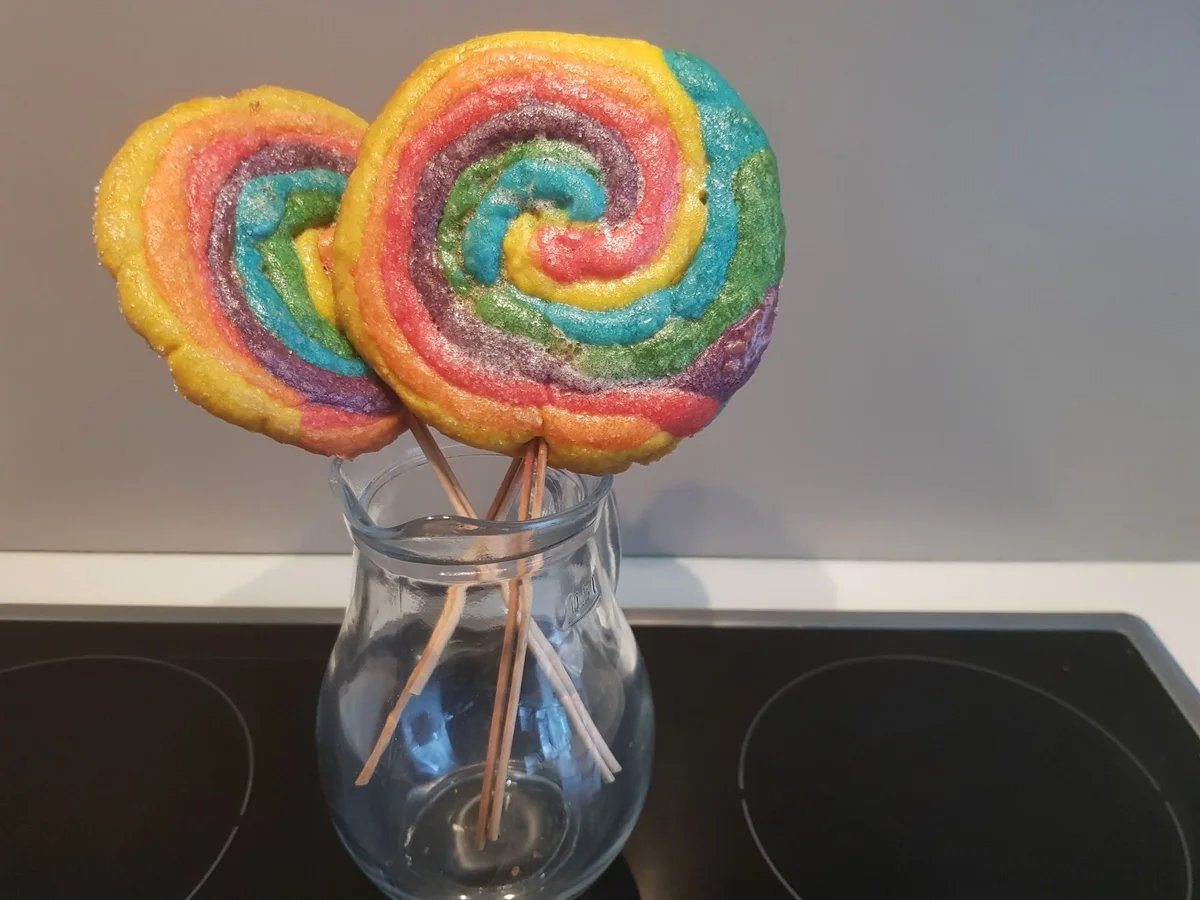 Rezept: Bunte Ostereier-Plätzchen und Keks-Lollis mit Zuckerkruste Bild Nr. 13777 Bunte Ostereier-Plätzchen und Keks-Lollis mit Zuckerkruste - Rezept - Bild Nr. 13777