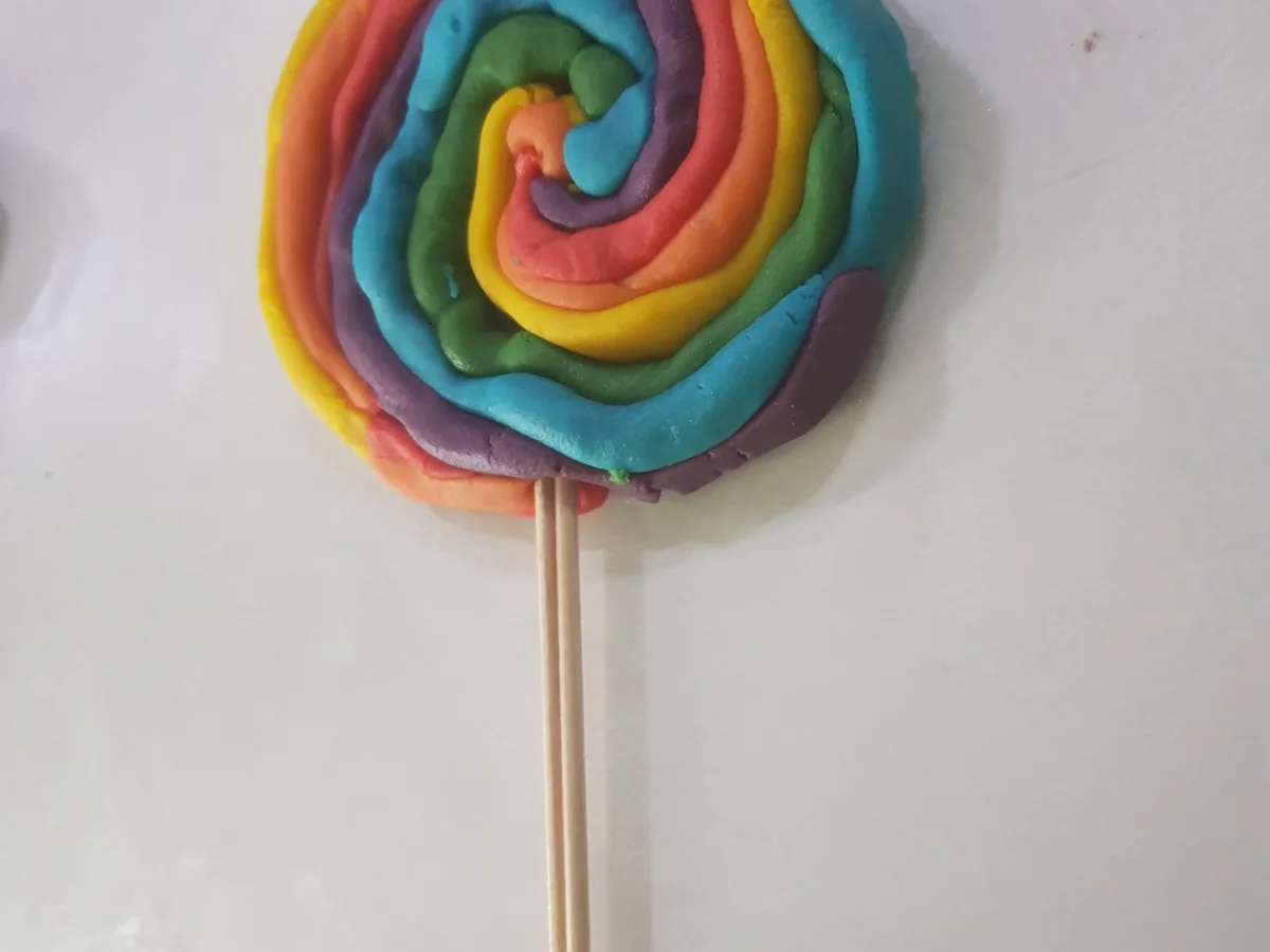 Rezept: Bunte Ostereier-Plätzchen und Keks-Lollis mit Zuckerkruste Bild Nr. 13778 Bunte Ostereier-Plätzchen und Keks-Lollis mit Zuckerkruste - Rezept - Bild Nr. 13778