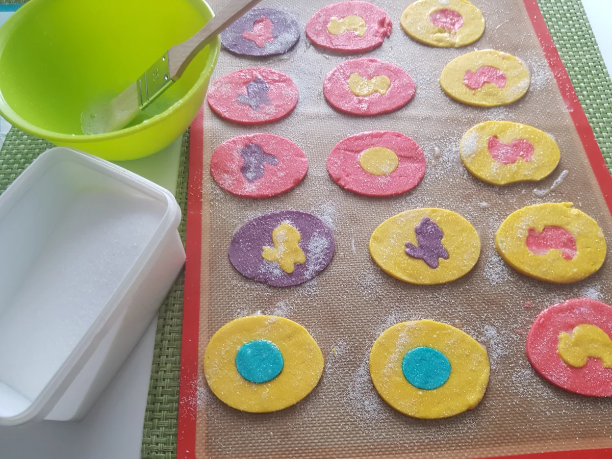 Rezept: Bunte Ostereier-Plätzchen und Keks-Lollis mit Zuckerkruste Bild Nr. 13780 Bunte Ostereier-Plätzchen und Keks-Lollis mit Zuckerkruste - Rezept - Bild Nr. 13780