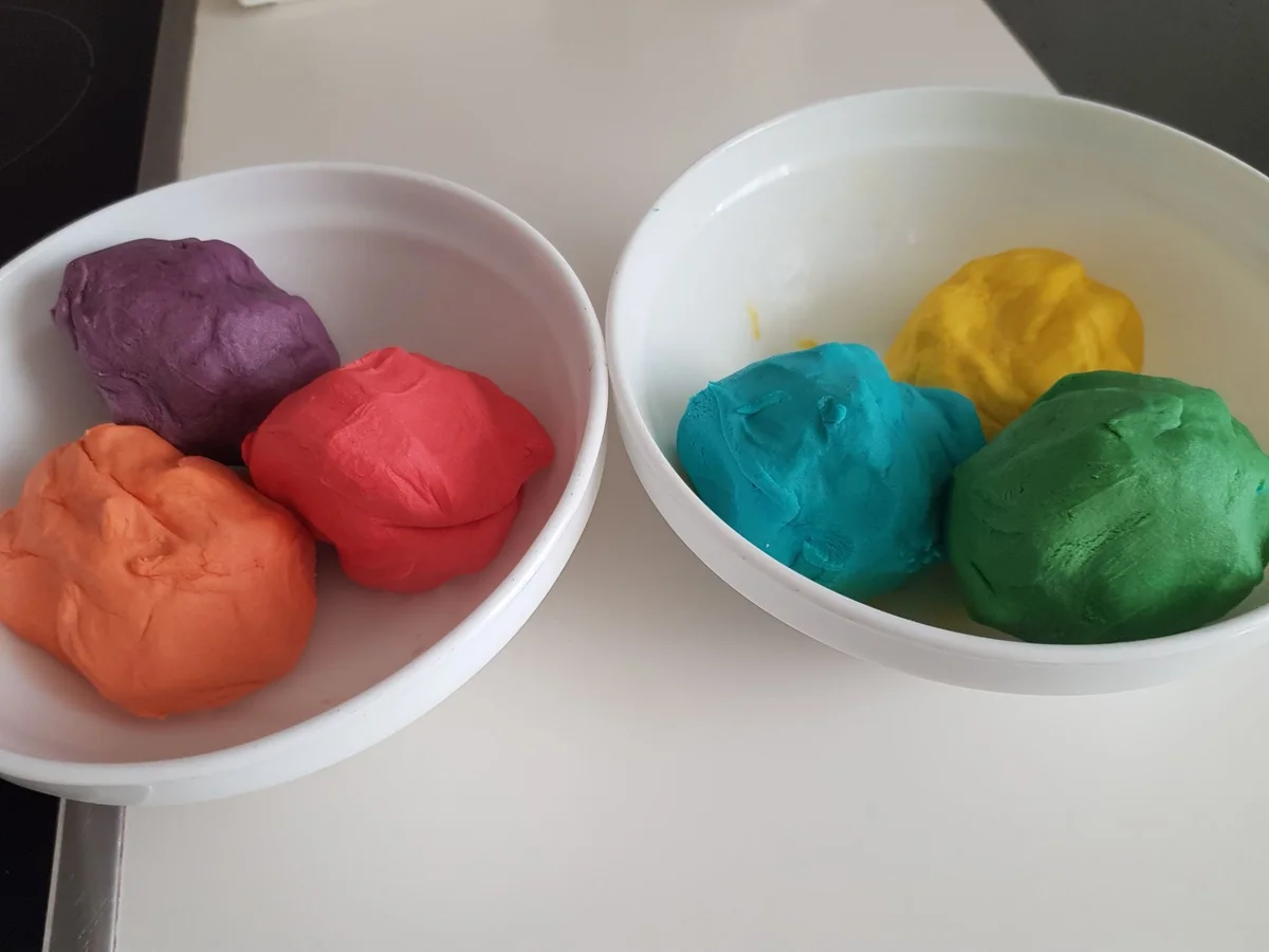 Rezept: Bunte Ostereier-Plätzchen und Keks-Lollis mit Zuckerkruste Bild Nr. 13782 Bunte Ostereier-Plätzchen und Keks-Lollis mit Zuckerkruste - Rezept - Bild Nr. 13782