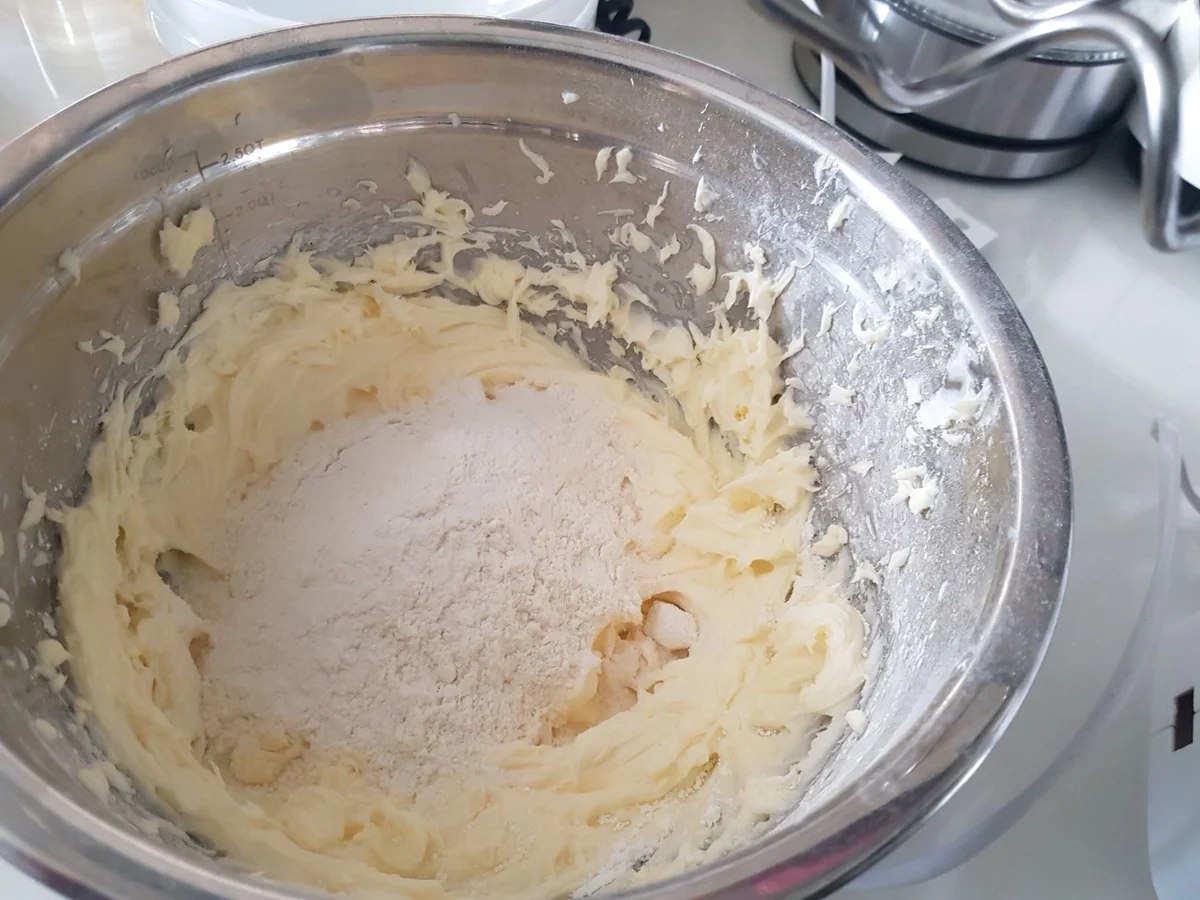 Rezept: Bunte Ostereier-Plätzchen und Keks-Lollis mit Zuckerkruste Bild Nr. 13784 Bunte Ostereier-Plätzchen und Keks-Lollis mit Zuckerkruste - Rezept - Bild Nr. 13784