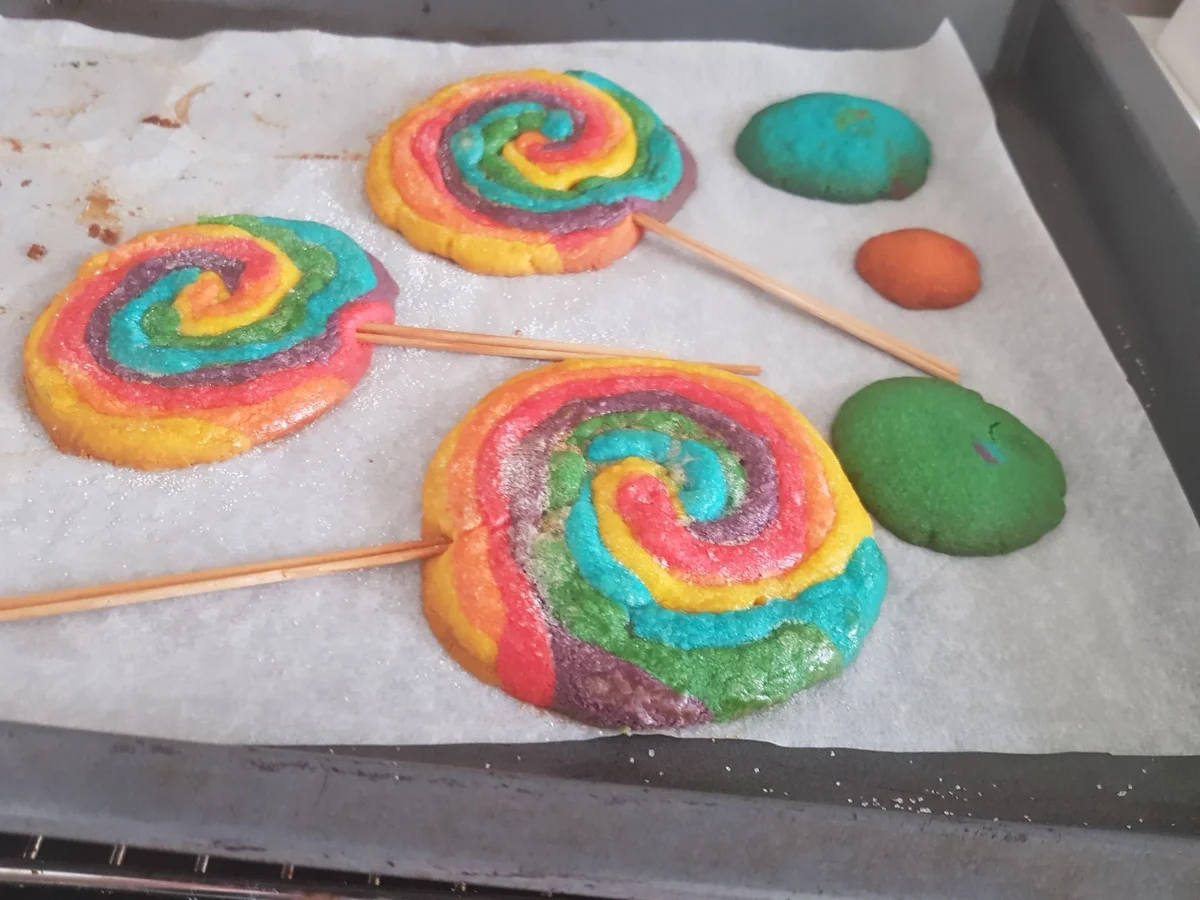 Rezept: Bunte Ostereier-Plätzchen und Keks-Lollis mit Zuckerkruste Bild Nr. 13785 Bunte Ostereier-Plätzchen und Keks-Lollis mit Zuckerkruste - Rezept - Bild Nr. 13785