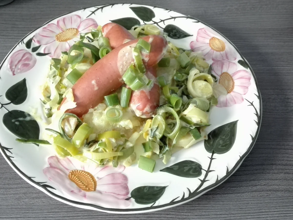 Kartoffelbrei mit Porree-Gemüse und Bockwurst - Rezept - Bild Nr. 13776
