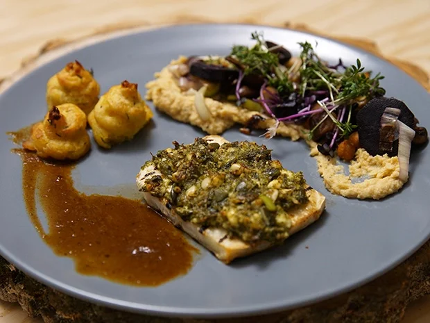 Selleriesteak mit würziger Haube, Herzogin-Kartoffeln und Gemüse der Saison - Rezept - Bild Nr. 13777