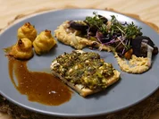 Selleriesteak mit würziger Haube, Herzogin-Kartoffeln und Gemüse der Saison - Rezept - Bild Nr. 13777