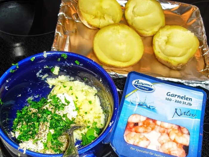 Kartoffeln gefüllt mit Garnelen in frischer Kräuter-Creme - Rezept - Bild Nr. 13787