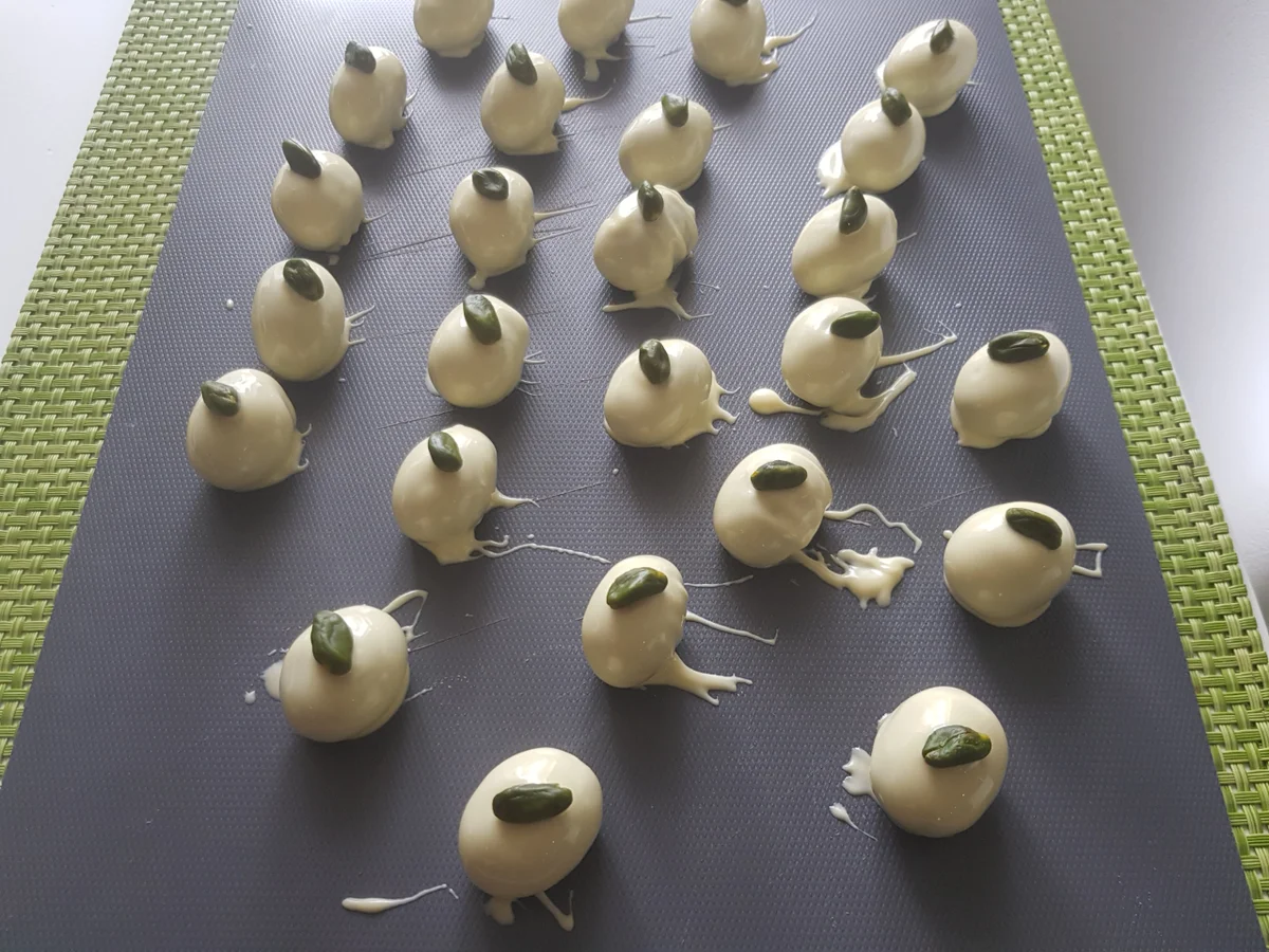 Pistazien-Marzipan-Ostereier - Rezept - Bild Nr. 13788