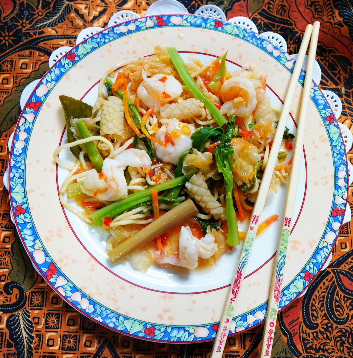 Indonesische Nudelpfanne mit Meeresfrüchten und Eispilzen - Rezept - Bild Nr. 13789