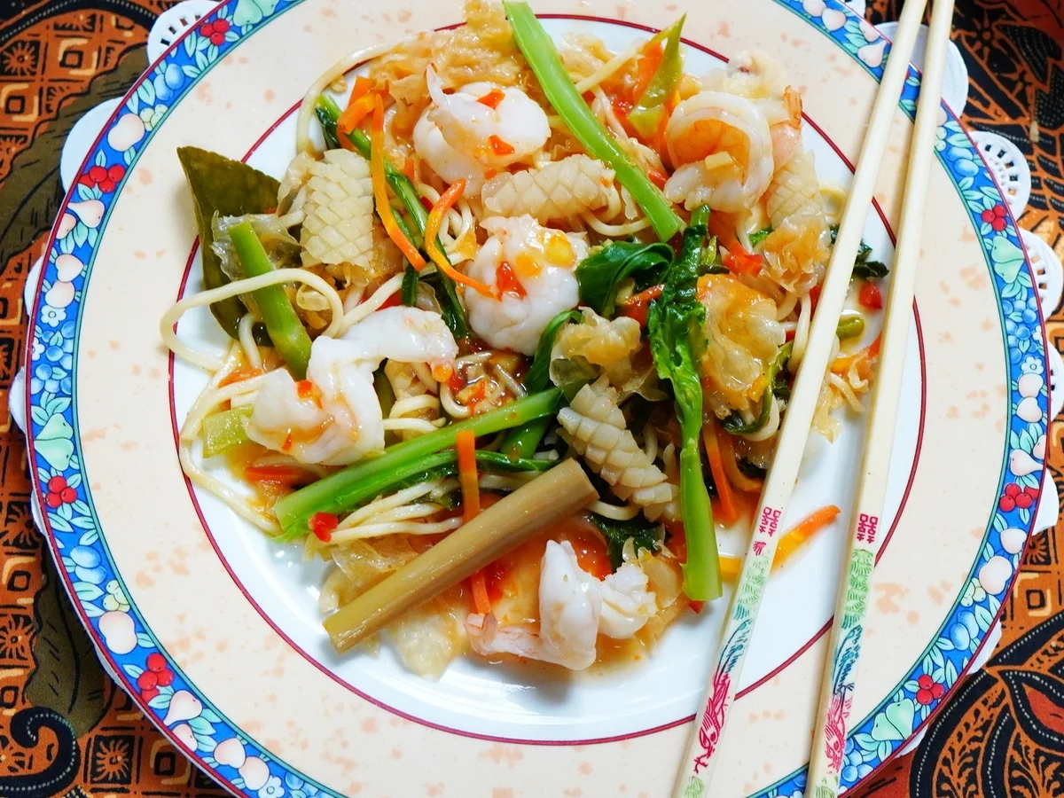 Rezept: Indonesische Nudelpfanne mit Meeresfrüchten und Eispilzen Bild Nr. 13789 Indonesische Nudelpfanne mit Meeresfrüchten und Eispilzen - Rezept - Bild Nr. 13789