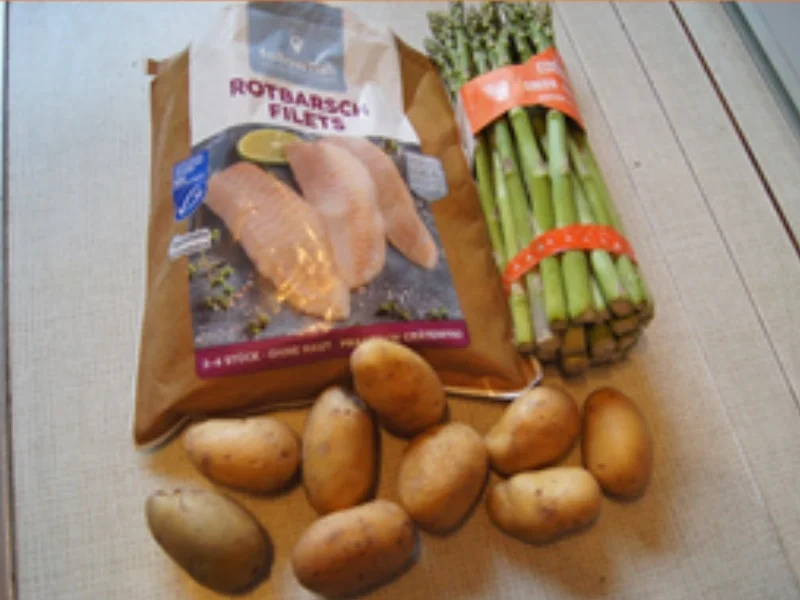 Rotbarschfilet mit grünen Spargel und Petersilien-Kartoffeln - Rezept - Bild Nr. 3