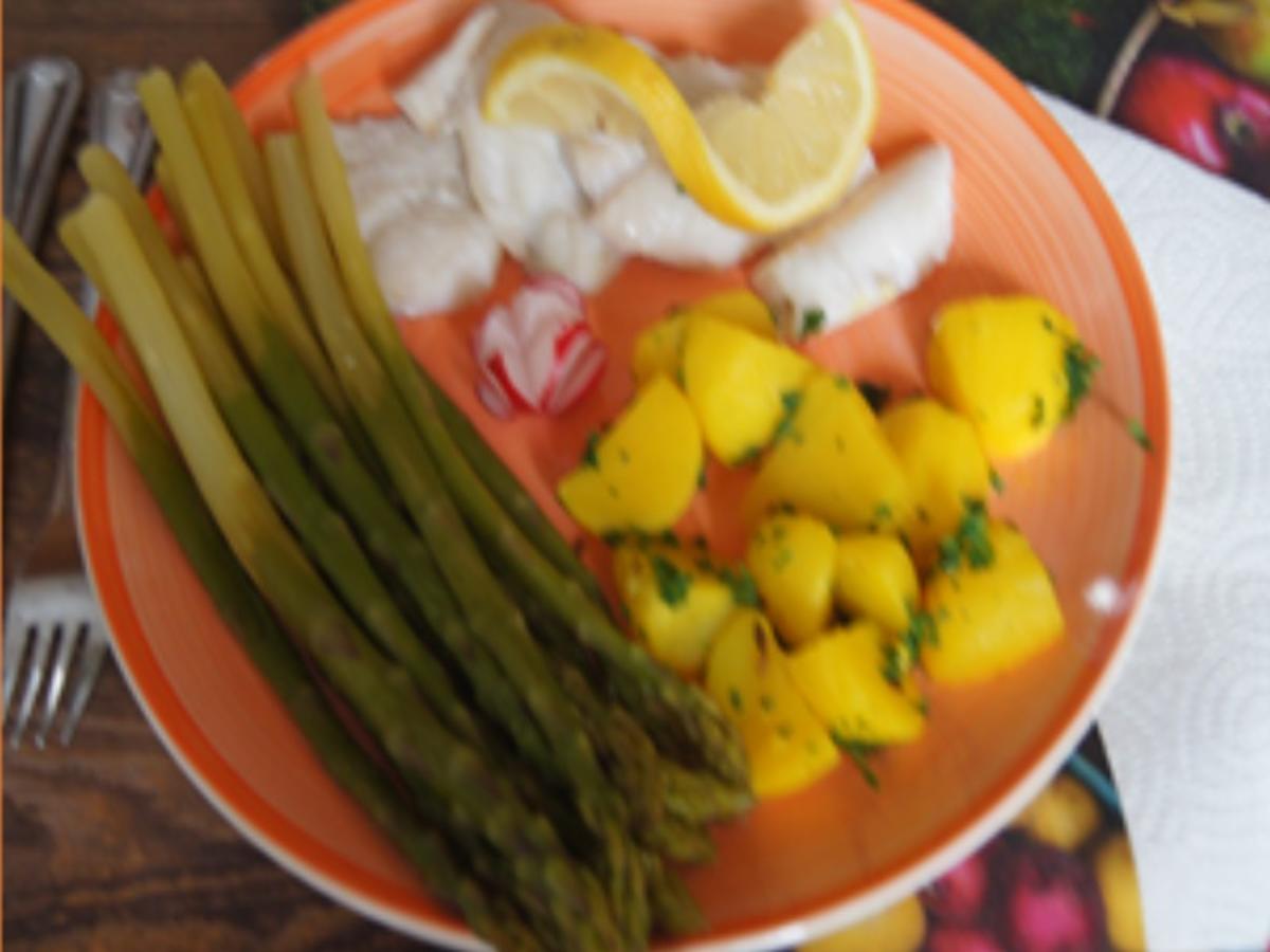 Rotbarschfilet mit grünen Spargel und Petersilien Kartoffeln - einfach ...