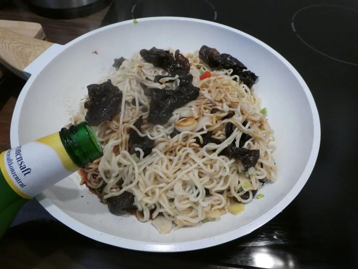 Rezept: Gebratene Asia-Nudeln mit Pilzen Bild Nr. 13803 Gebratene Asia-Nudeln mit Pilzen - Rezept - Bild Nr. 13803