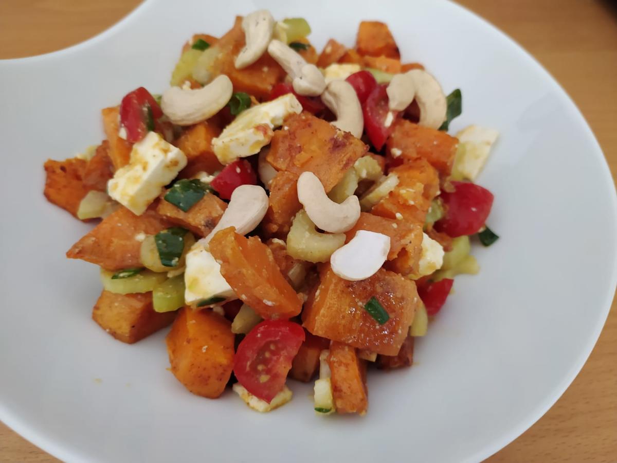 Süßkartoffel-Salat mit Fetakäse und Kirschtomaten - Rezept - Bild Nr. 2