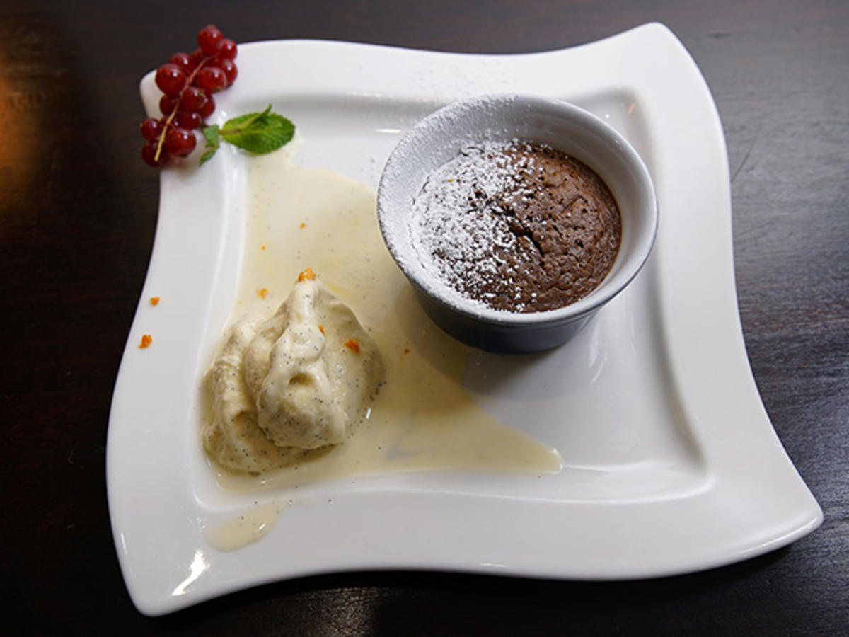 Schokoladensoufflé mit flüssigem Kern und Vanille Eis - Rezept - kochbar.de