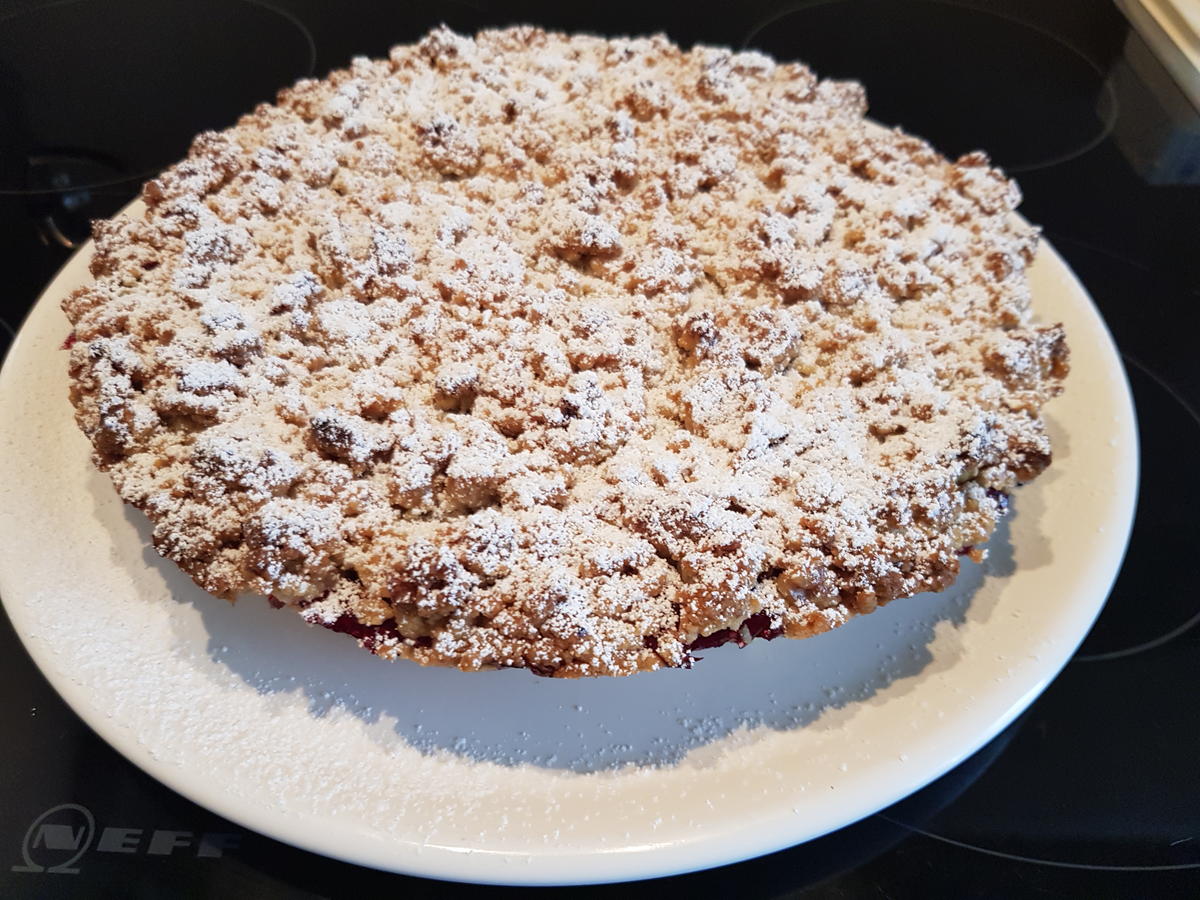 Knusperstreusel-Tarte mit Rum-Kirsch-Füllung - Rezept - Bild Nr. 13797