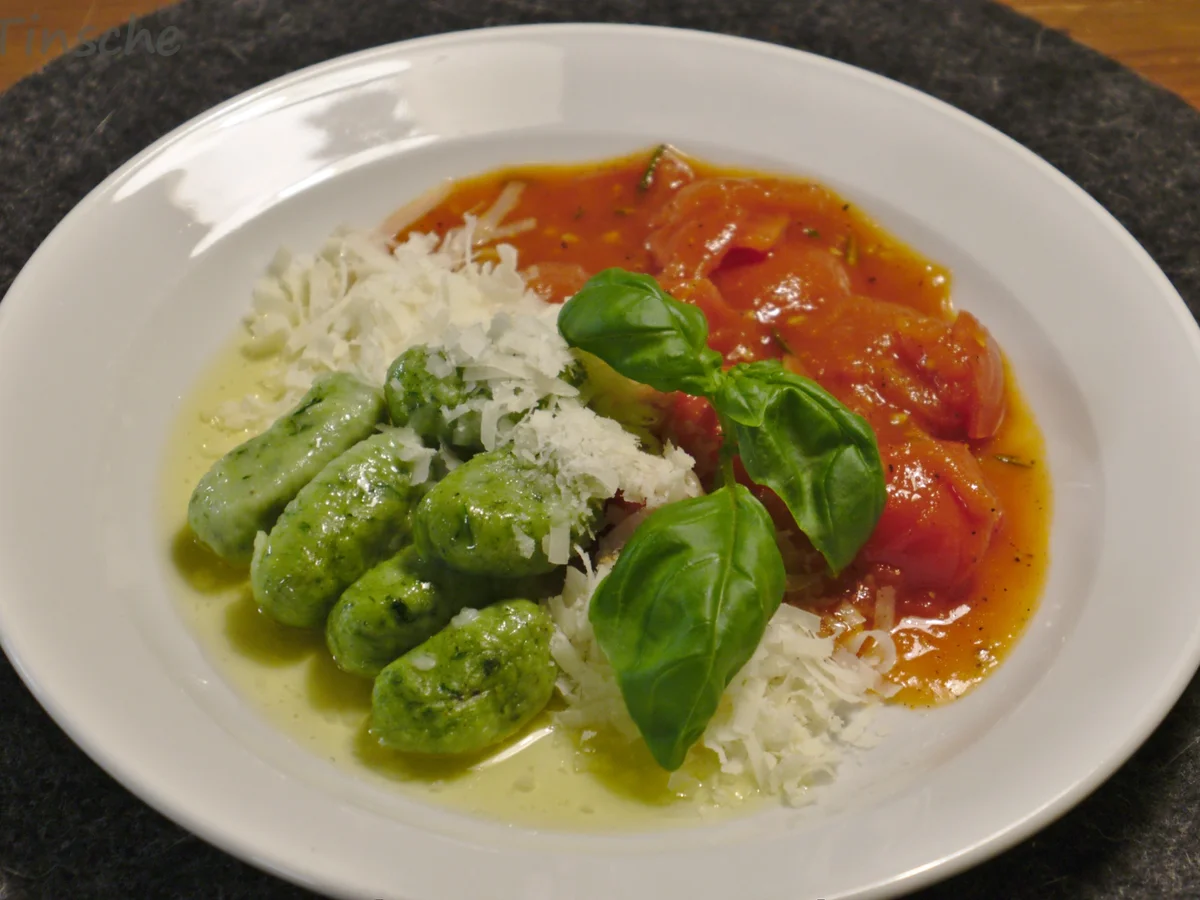 Spinat-Gnocchi mit puristischer Tomatensoße - Rezept - Bild Nr. 13811