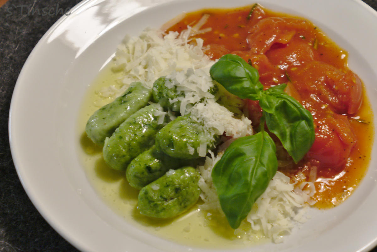 Spinat-Gnocchi mit puristischer Tomatensoße - Rezept - Bild Nr. 13812