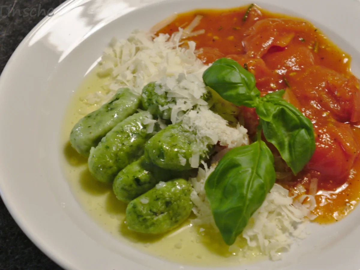 Spinat-Gnocchi mit puristischer Tomatensoße - Rezept - Bild Nr. 13812