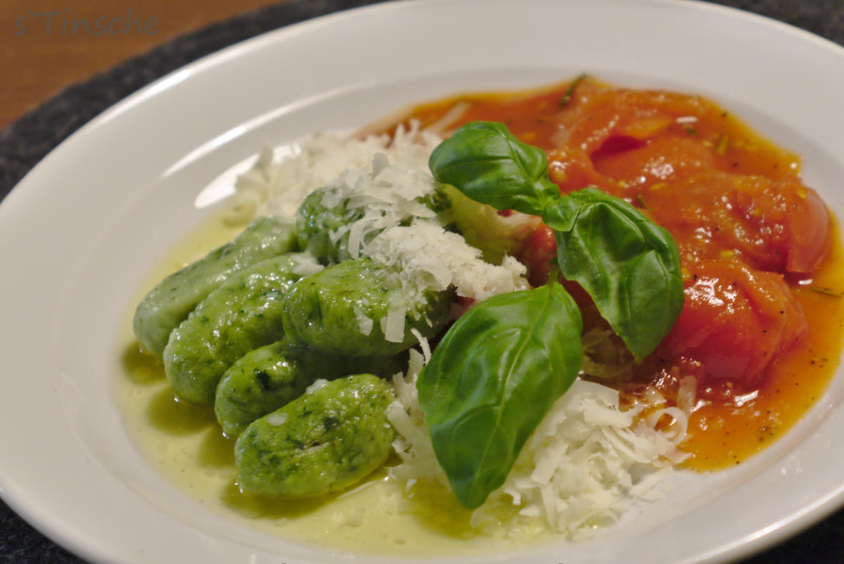 Spinat-Gnocchi mit puristischer Tomatensoße - Rezept - Bild Nr. 13813