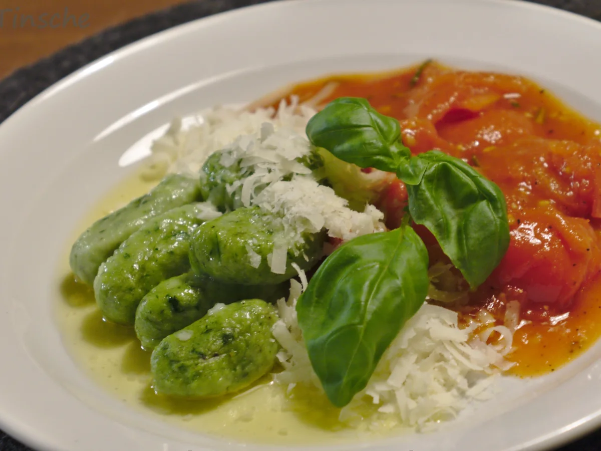 Spinat-Gnocchi mit puristischer Tomatensoße - Rezept - Bild Nr. 13813