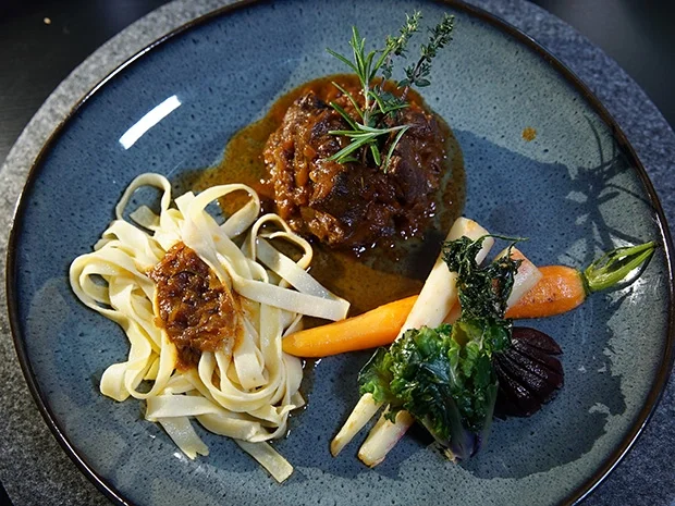 Rezept: Wasserbüffelgulasch an Tagliatelle und Karamellisiertem Wurzelgemüse Bild Nr. 2 Wasserbüffelgulasch an Tagliatelle und Karamellisiertem Wurzelgemüse - Rezept - Bild Nr. 2