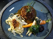 Rezept: Wasserbüffelgulasch an Tagliatelle und Karamellisiertem Wurzelgemüse Bild Nr. 2 Wasserbüffelgulasch an Tagliatelle und Karamellisiertem Wurzelgemüse - Rezept - Bild Nr. 2