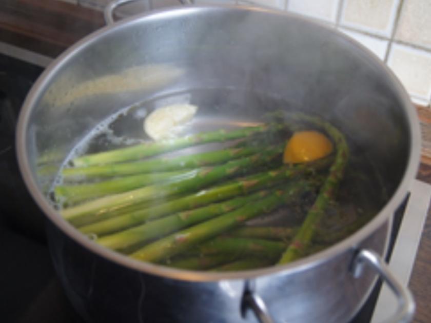 Grüner Spargel mit pikanten Jogurt, Vollkornbrot, Räucherlachs und ...