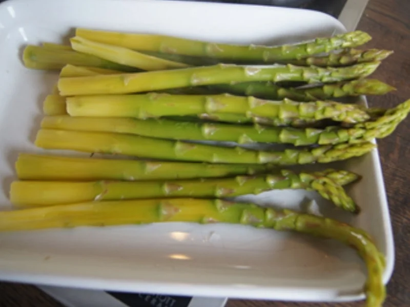 Grüner Spargel mit pikanten Jogurt, Vollkornbrot, Räucherlachs und pochierten Ei - Rezept - Bild Nr. 13804