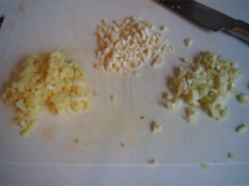 Grüner Spargel mit pikanten Jogurt, Vollkornbrot, Räucherlachs und pochierten Ei - Rezept - Bild Nr. 13806