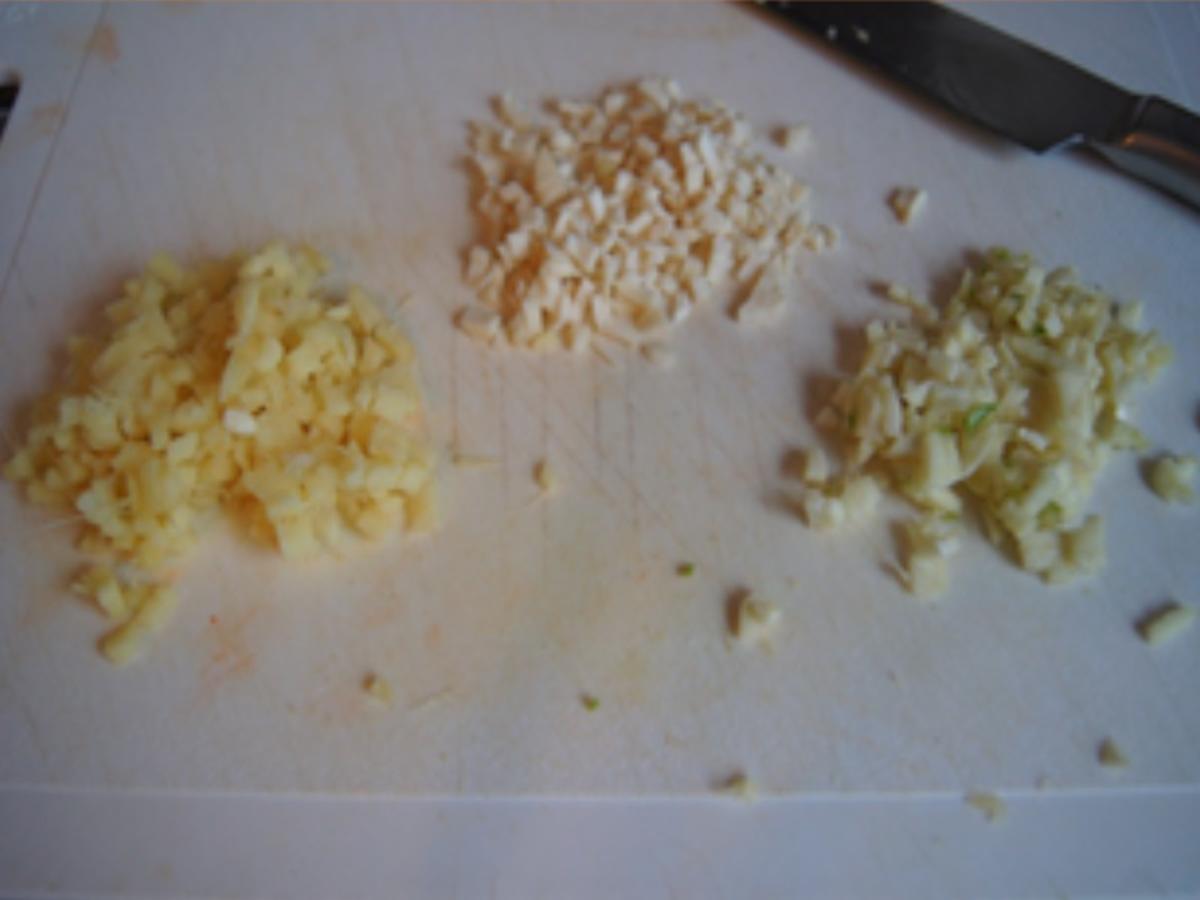 Grüner Spargel mit pikanten Jogurt, Vollkornbrot, Räucherlachs und ...