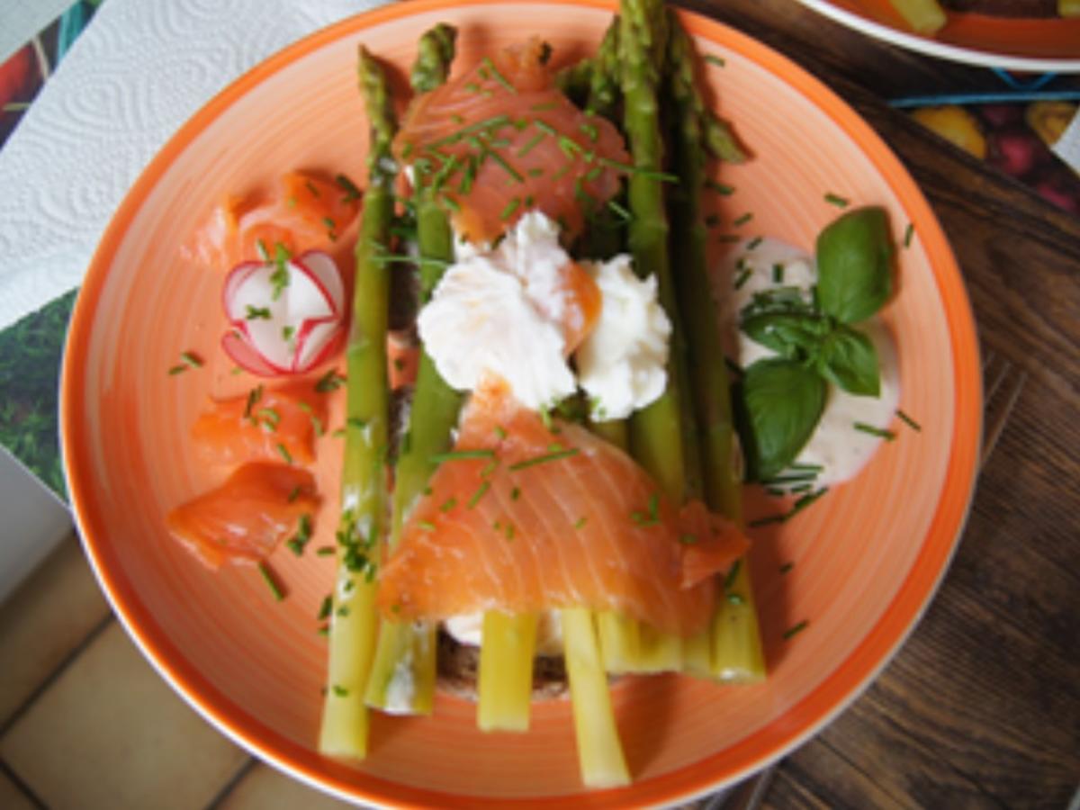 Grüner Spargel mit pikanten Jogurt, Vollkornbrot, Räucherlachs und ...