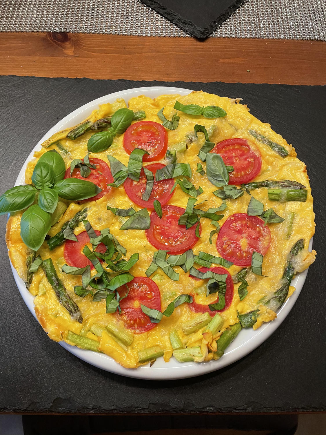Omelette mit grünem Spargel, Tomaten und Käse - Rezept - kochbar.de
