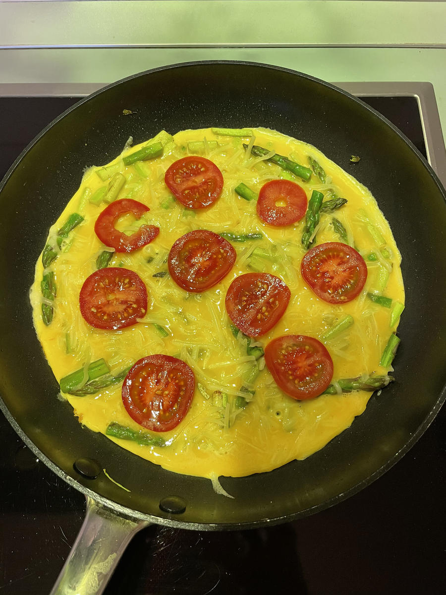 Omelette mit grünem Spargel, Tomaten und Käse - Rezept - Bild Nr. 13804