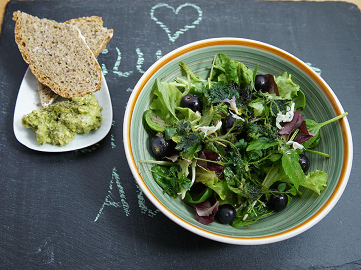 Wilder Salat mit frischem Dinkelbrot und Guacamole - Rezept - kochbar.de