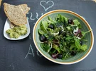 Wilder Salat mit frischem Dinkelbrot und Guacamole - Rezept - Bild Nr. 13801