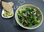Wilder Salat mit frischem Dinkelbrot und Guacamole - Rezept - Bild Nr. 13801