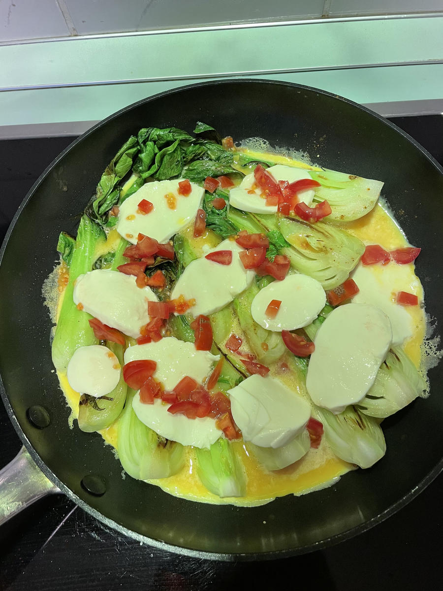 Gebratenes Pakchoi-Omlette mit Tomate Mozzarella - Rezept - Bild Nr. 13803